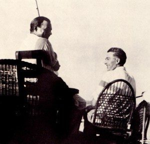 Heminguej (majtas) dhe Samuelson duke peshkuar dhe biseduar në Ki Uest.