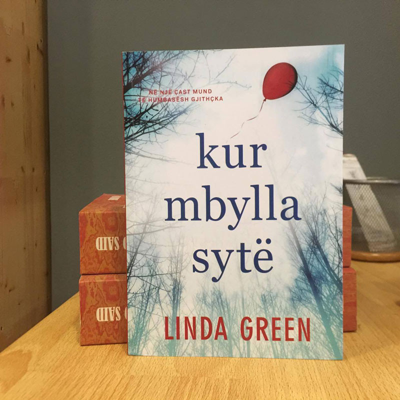 Kur mbylla sytë, Linda Green