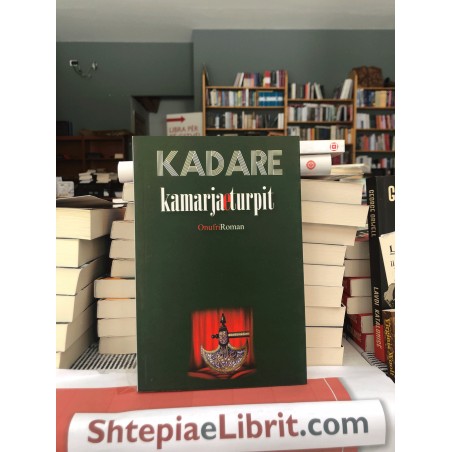 Kamarja e turpit, Ismail Kadare