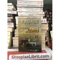 Unaza në kthetra, Ismail Kadare